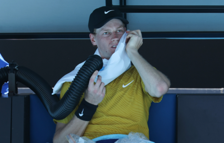 Abierto de Australia: el 'afortunado' Jannik Sinner salvado por la regla del calor, supera al estadounidense Eliot Spizzirri