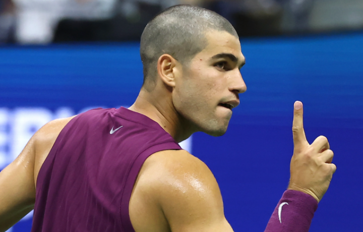 Carlos Alcaraz explica el corte de pelo en el US Open y logra una victoria en primera ronda sobre Reilly Opelka