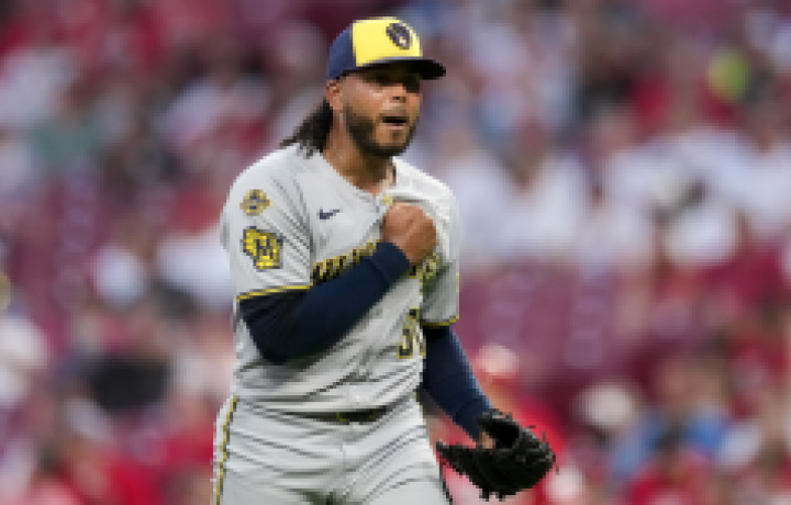 Comercio de Freddy Peralta: Los Cerveceros vender su as para ahorrar  millones es malo para el b&eacute;isbol