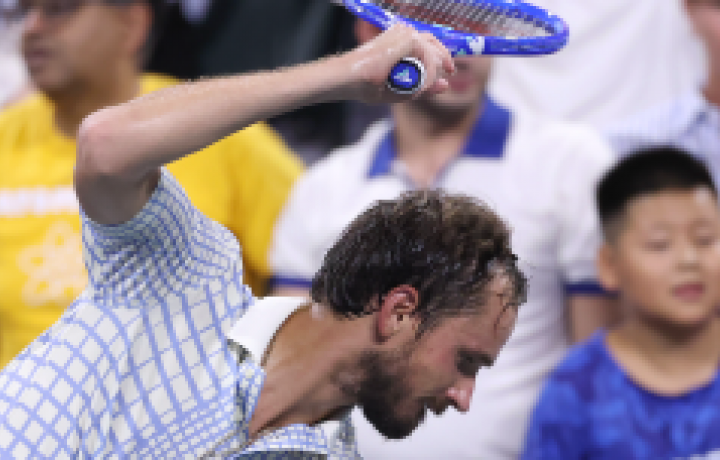 Daniil Medvedev multado con 42.500 d&oacute;lares por golpe de raqueta y diatriba de &aacute;rbitro en el US Open