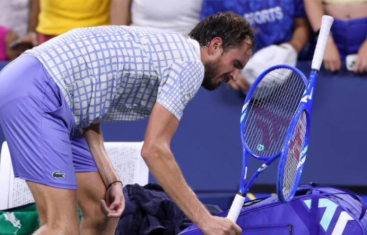 Daniil Medvedev multado con 42.500 d&oacute;lares por golpe de raqueta y diatriba de &aacute;rbitro en el US Open
