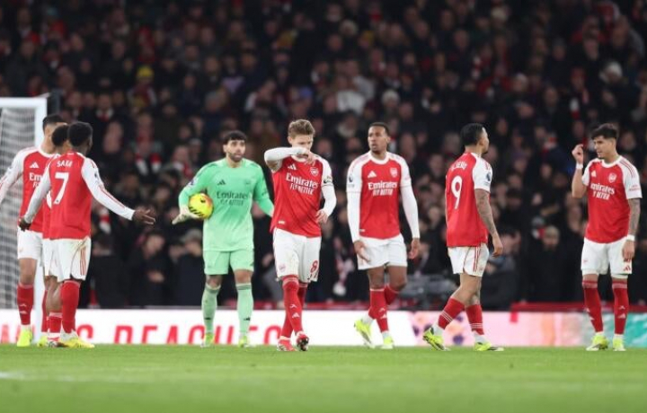 El Arsenal se top&oacute; con el obst&aacute;culo del Manchester United, pero el mayor obst&aacute;culo son ellos mismos