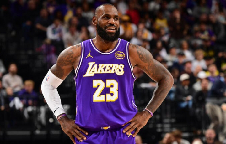 El parche de la camiseta de LeBron James conmemora la 23&ordf; temporada r&eacute;cord de la NBA para la estrella de los Lakers