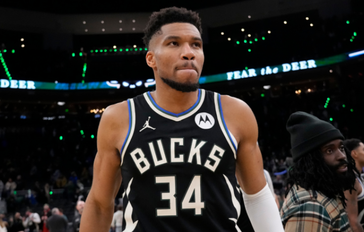 La estrella de los Bucks, Giannis Antetokounmpo (pantorrilla), probablemente estar&aacute; fuera antes de la fecha l&iacute;mite de cambios de la NBA