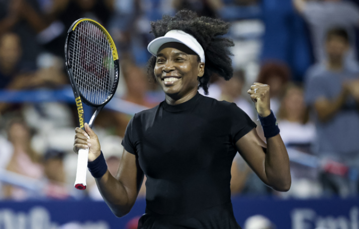 La leyenda del tenis Venus Williams gana el primer partido de individuales desde 2023 y logra nueve aces