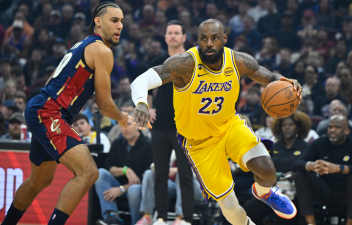 LeBron James regresa a Cleveland: la estrella de los Lakers se emociona mientras los Cavs rinden homenaje en video