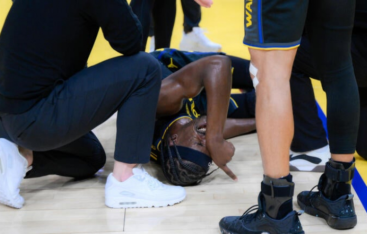 Lesi&oacute;n de rodilla de Jimmy Butler: la estrella de los Warriors ayud&oacute; a llegar al vestuario con un dolor intenso
