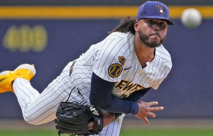 Mets cambian por Freddy Peralta; CBS Sports revela la clasificaci&oacute;n final del f&uacute;tbol universitario