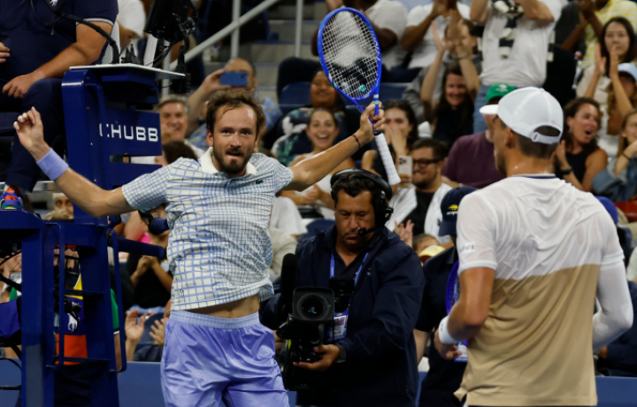 Noche salvaje en el US Open: Bonzi sobrevive a Medvedev despu&eacute;s de que un fot&oacute;grafo entra a la cancha durante un posible punto de partido
