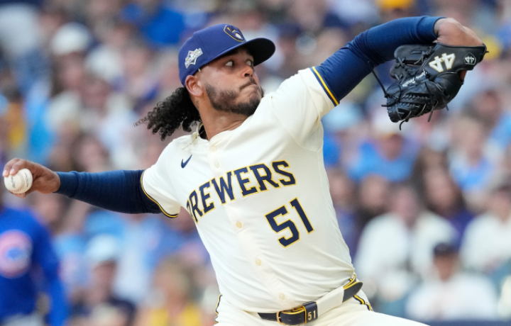 Rumores de la MLB: Los Dodgers miran a Freddy Peralta; Los Padres todav&iacute;a quieren ayuda en la rotaci&oacute;n; Los Azulejos probablemente pierdan a Bellinger