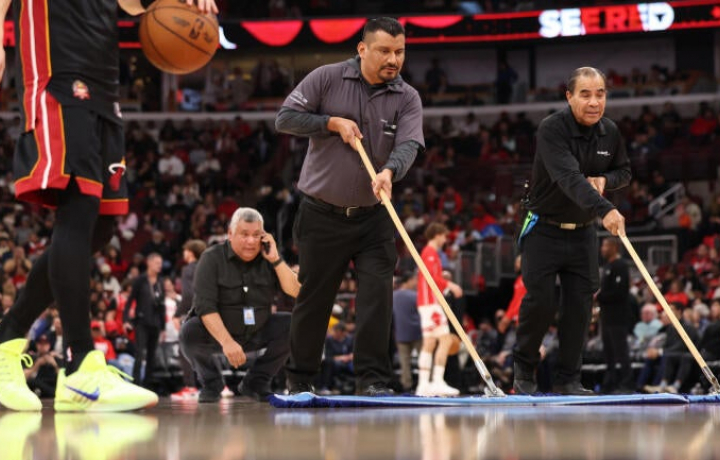 Se pospone el partido Bulls-Heat en el United Center de Chicago debido a la condensaci&oacute;n en la cancha