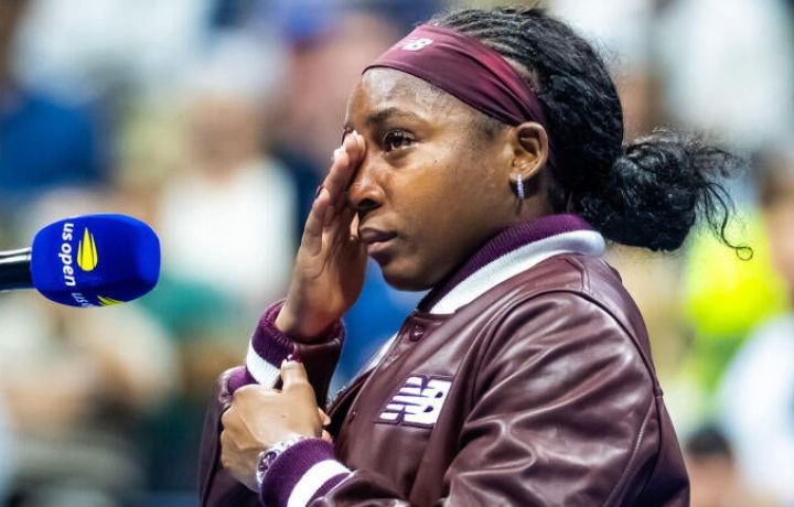 US Open 2025: Coco Gauff contin&uacute;a luchando con el servicio y se molesta visiblemente en la victoria en la segunda ronda