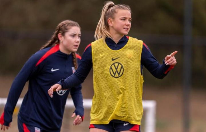 Claire Hutton ha llegado: la jugadora m&aacute;s joven del USWNT en llevar el brazalete lidera antes de lo esperado