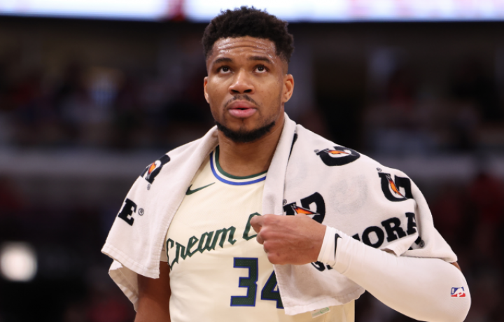 Comercios simulados de Giannis Antetokounmpo: c&oacute;mo los Knicks, los Warriors y m&aacute;s podr&iacute;an atraer a los Bucks con acuerdos salvajes entre varios equipos