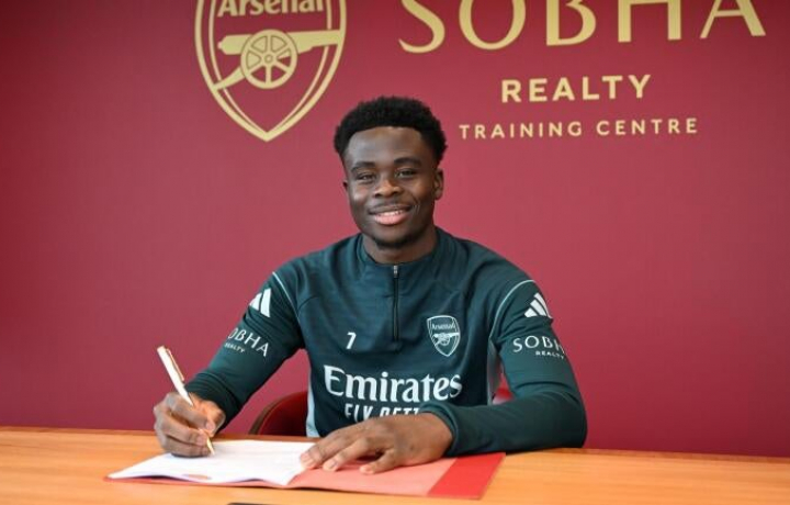 El Arsenal cierra al extremo superestrella Bukayo Saka con un contrato a largo plazo mientras los Gunners contin&uacute;an su b&uacute;squeda de la Premier League
