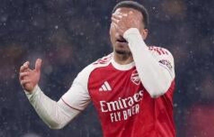 El Arsenal cierra al extremo superestrella Bukayo Saka con un contrato a largo plazo mientras los Gunners contin&uacute;an su b&uacute;squeda de la Premier League