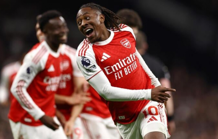 El Arsenal vuelve a la senda del triunfo mientras Eberechi Eze castiga al Tottenham Hotspur una vez m&aacute;s