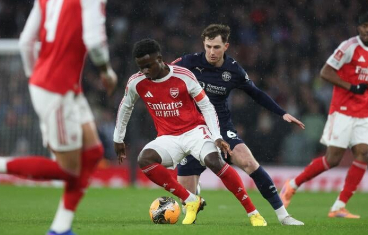 El cambio de posici&oacute;n de Bukayo Saka ofrece esperanza a Mikel Arteta en medio de la &uacute;ltima crisis de lesiones del Arsenal