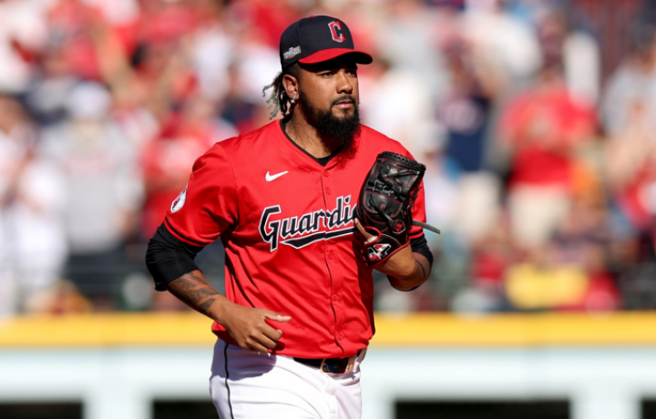 El cerrador de los Guardianes, Emmanuel Clase, particip&oacute; en un esquema de lanzamiento ama&ntilde;ado durante el juego de playoffs, dicen los federales