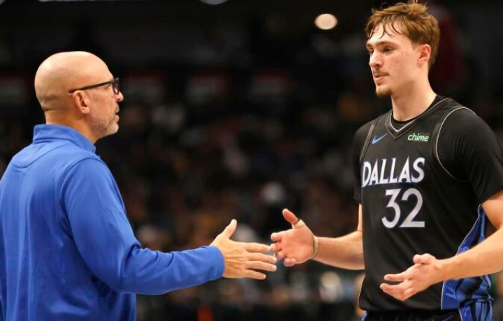 Jason Kidd de los Mavericks reacciona con malas palabras a la pregunta de Cooper Flagg