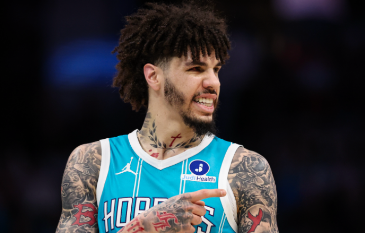 LaMelo Ball de los Hornets disponible para jugar un d&iacute;a despu&eacute;s del accidente automovil&iacute;stico que destruy&oacute; su veh&iacute;culo en Charlotte