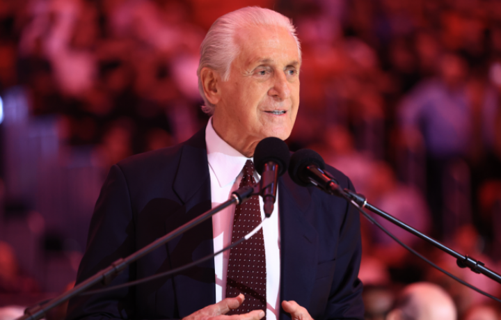 Los Lakers presentan la estatua de Pat Riley: los &iacute;conos Magic Johnson y Kareem-Abdul Jabbar elogian al primer entrenador del equipo en recibir el honor