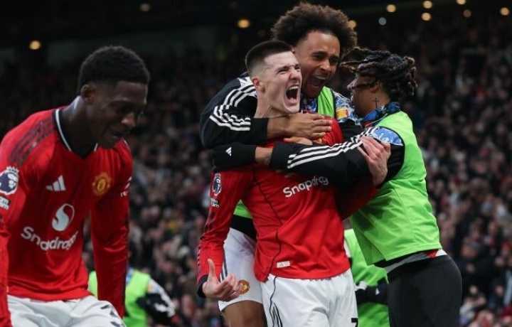 Manchester United aumenta las esperanzas de clasificarse para la Liga de Campeones con una dram&aacute;tica victoria