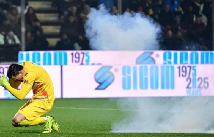 Un petardo explota junto al guardameta Emil Audero en un momento aterrador en la Serie A