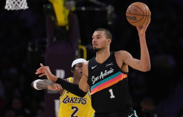 Victor Wembanyama anota 40 puntos contra los Lakers, y la estrella de los Spurs f&aacute;cilmente podr&iacute;a haber tenido m&aacute;s