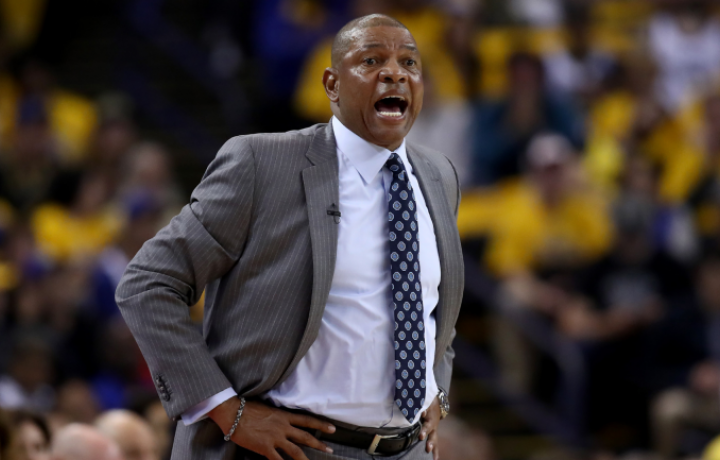 &iquest;Volver&aacute;n alg&uacute;n d&iacute;a los entrenadores de la NBA a usar traje? Doc Rivers ofrece una idea de moda