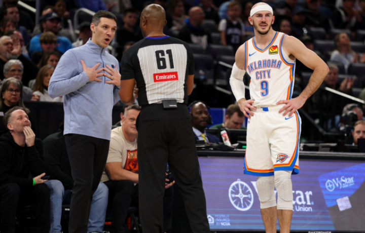Alex Caruso, del Thunder, es un h&eacute;roe por bloquear un tiro con su zapato, incluso si no se sali&oacute; con la suya