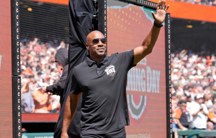 Barry Bonds comparte lo cerca que estuvo de firmar con los Yankees y c&oacute;mo una llamada de George Steinbrenner lo alej&oacute;