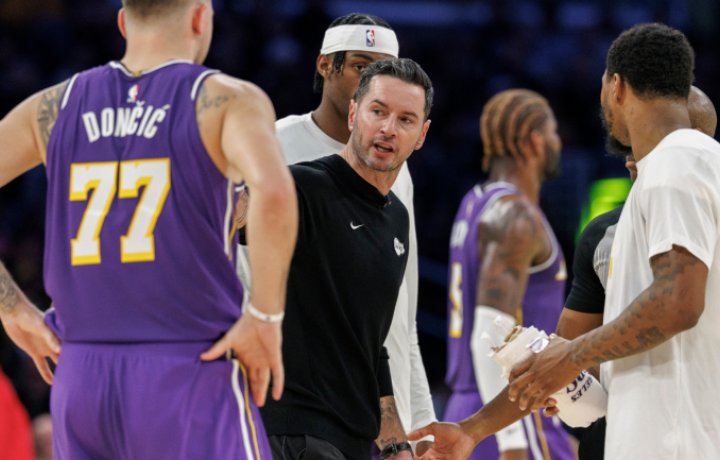 El entrenador de los Lakers, JJ Redick, sobre un acalorado intercambio con Luka Dončić: "No s&eacute; por qu&eacute; se volvi&oacute; viral"