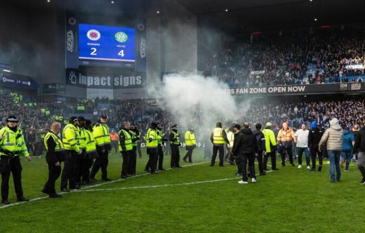 Furia de Old Firm: la victoria del Celtic sobre los Rangers provoca una invasi&oacute;n del campo en Ibrox despu&eacute;s de una acalorada eliminatoria por la Copa de Escocia