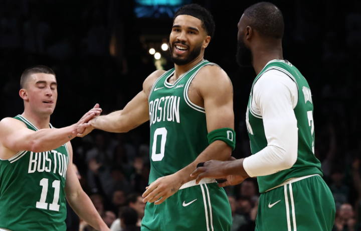 La estrella de los Celtics, Jayson Tatum, casi logra un triple-doble en un notable regreso de una lesi&oacute;n en el tend&oacute;n de Aquiles.