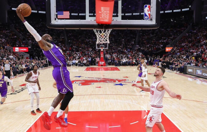 LeBron James realiza dos mates que desaf&iacute;an la edad en una actuaci&oacute;n cl&aacute;sica contra los Rockets