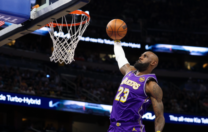 LeBron James se reinventa como el jugador de rol m&aacute;s sobrecalificado en la historia de la NBA