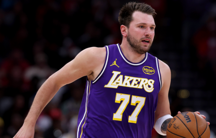 Luka Dončić se enfrenta a una suspensi&oacute;n tras su 16&ordf; falta t&eacute;cnica: Por qu&eacute; la estrella de los Lakers tuvo que 'defenderse'