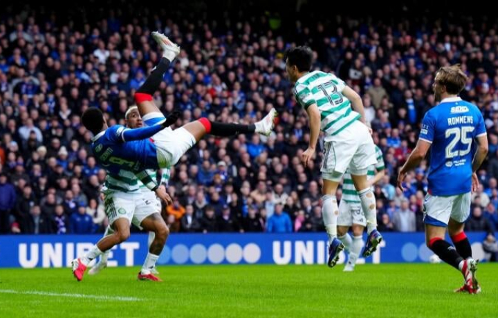 MIRAR: Youssef Chermiti de los Rangers anota un rid&iacute;culo gol de patada de bicicleta contra el Celtic en el derbi de Old Firm
