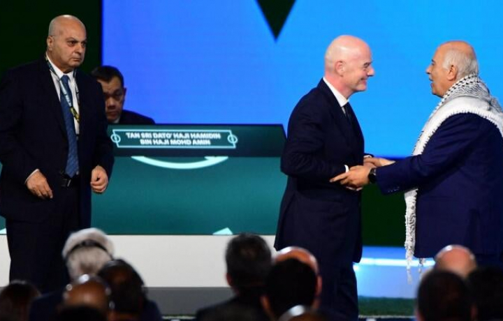 El presidente de la FIFA, Gianni Infantino, presenta en el escenario un raro momento entre Israel y Palestina; as&iacute; es como se desarroll&oacute;