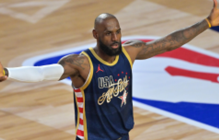 &iquest;La alineaci&oacute;n titular m&aacute;s talentosa de la NBA de todos los tiempos? LeBron James encaja perfectamente en los 76ers... si todo sale bien