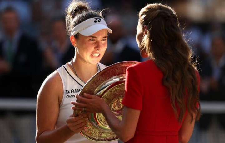 Premio en met&aacute;lico de Wimbledon 2026: Linda Noskova gana un salario r&eacute;cord al llevarse el t&iacute;tulo femenino