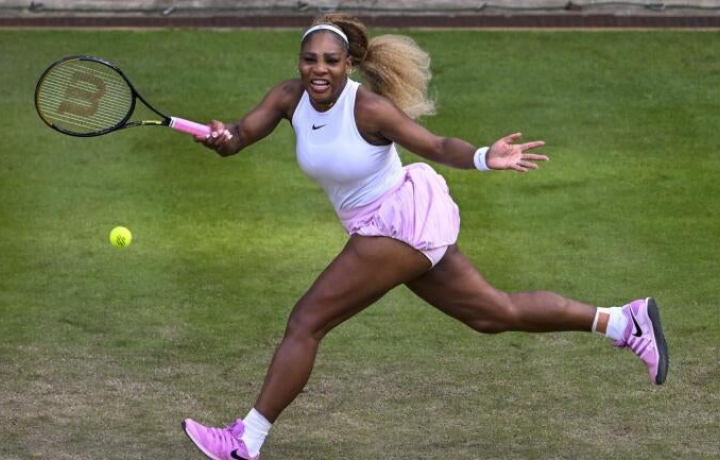 Serena Williams extiende su regreso a Wimbledon jugando individuales, formando equipo con Venus en dobles
