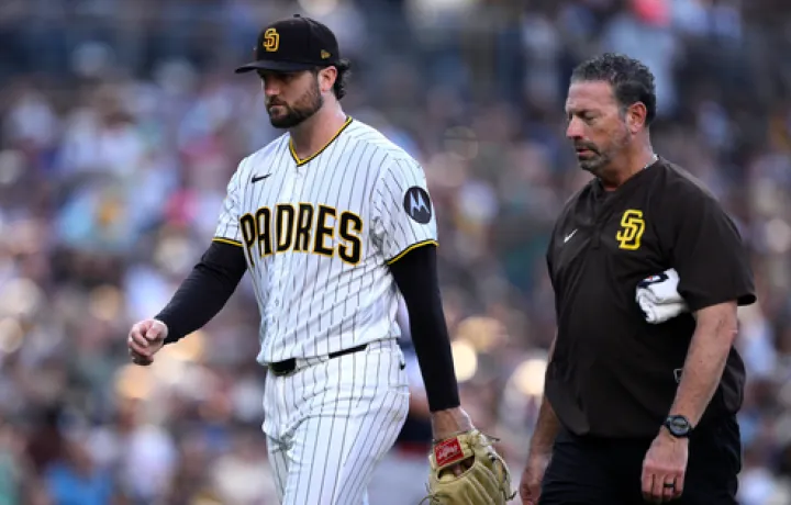Casey Mize de los Padres sale con un esguince de tobillo despu&eacute;s de deslizarse por los escalones del dugout en apenas su cuarta apertura desde el intercambio