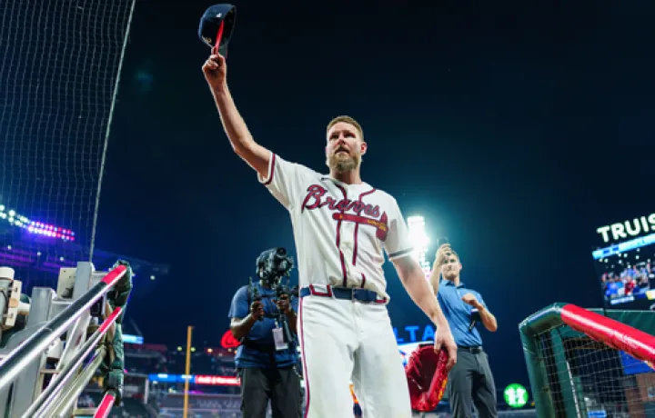 Chris Sale hace una declaraci&oacute;n de Cy Young con una blanqueada de juego completo mientras los Bravos completan la barrida de los Dodgers