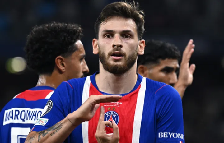El PSG derrota al Aston Villa en la Supercopa de la UEFA mientras Khvicha Kvaratskhelia brilla