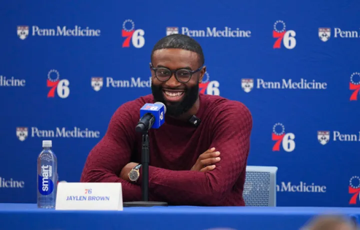 Jaylen Brown detalla la accidentada salida de los Celtics y las relaciones con Jayson Tatum y Joel Embiid en la introducci&oacute;n de los 76ers