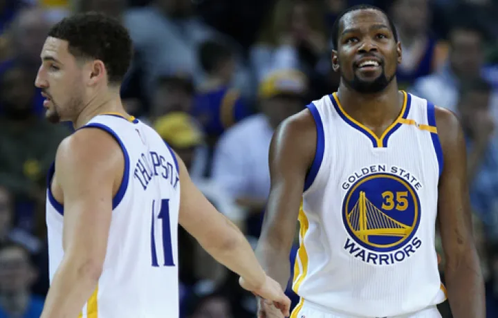 Kevin Durant despide a Klay Thompson en medio de una rid&iacute;cula comparaci&oacute;n entre Warriors y 76ers