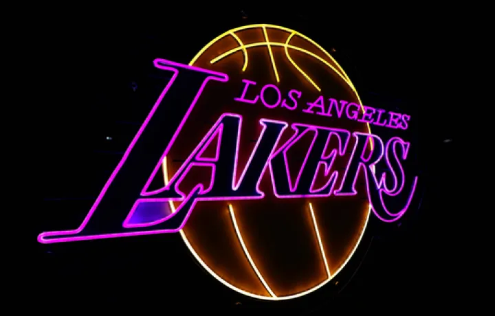 Los Lakers se vendieron por una cifra r&eacute;cord de 12.500 millones de d&oacute;lares: todo lo que hay que saber sobre Josh Kushner, la compra de Bob Iger