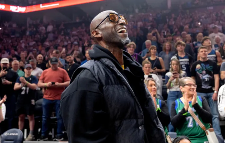 Los Timberwolves finalmente retirar&aacute;n el n&uacute;mero 21 de Kevin Garnett en febrero con el nuevo propietario